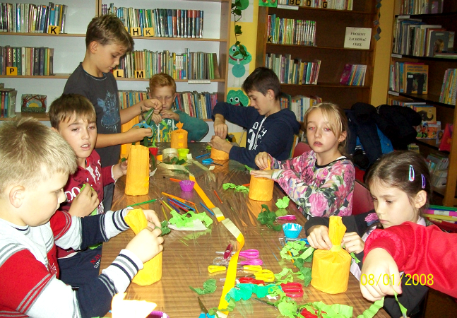 dzieci wykonują prace plastyczne w bibliotece