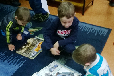 dzieci z książkami na dywanie