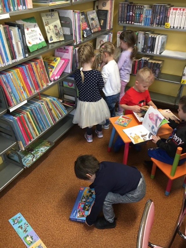 dzieci w bibliotece