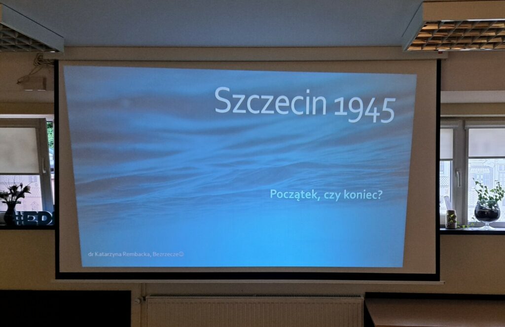 ekran, na którym wyświetlony jest tytuł wykładu " Szczecin 1945- początek czy koniec"