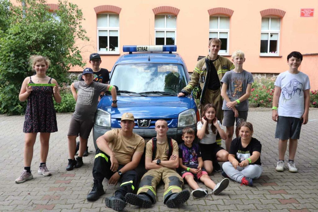 Dzieci z klubu w Rzędzinach oraz drużyna strażaków z OSP Wołczkowo