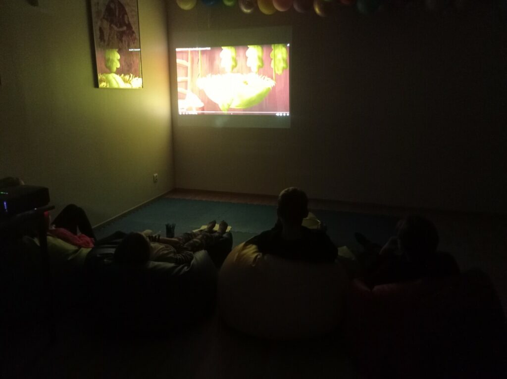 Dzieci oglądające animację opartą na opowiadaniu "Pamięć drobinek" Zofii Staneckiej