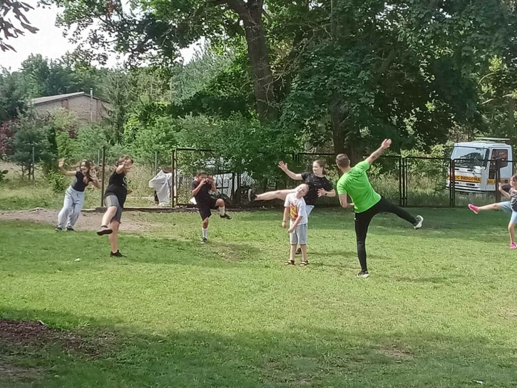 ćwiczenia karate przed klubem w Rzędzinach